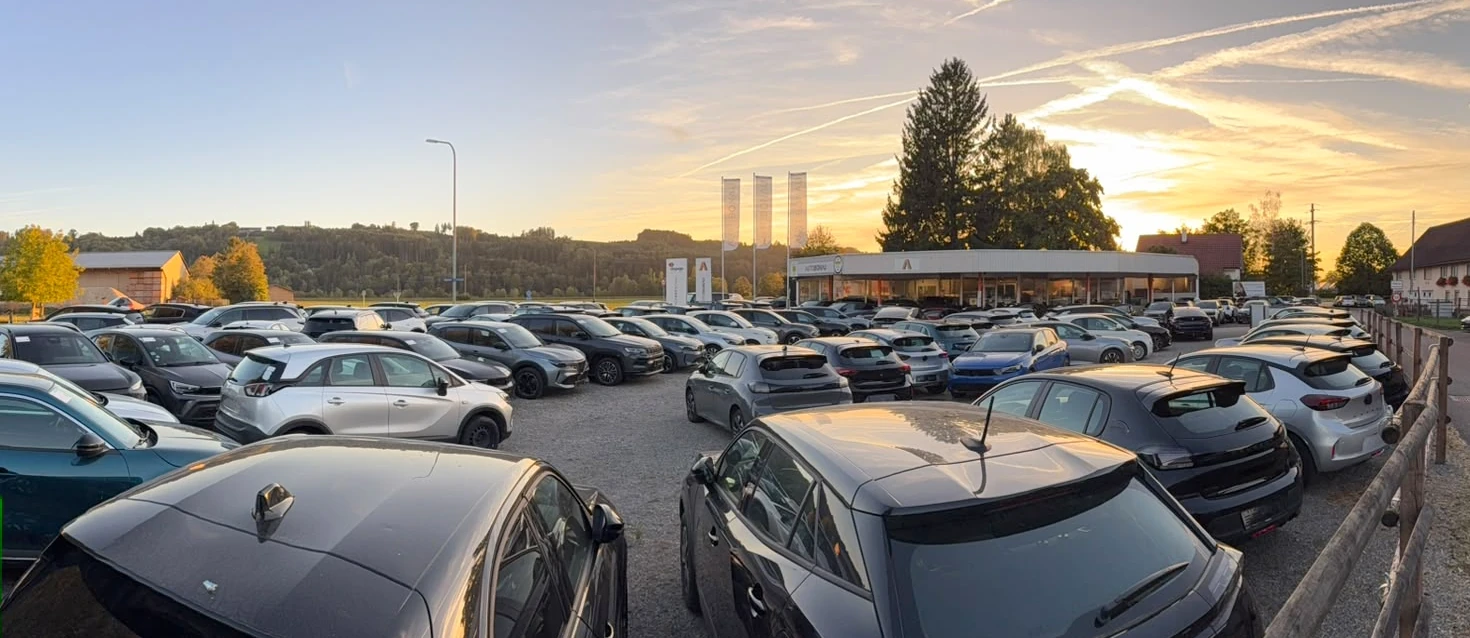 Fahrzeugauswahl und Showroom der Auto Bonau AG in Bonau im Abendlicht