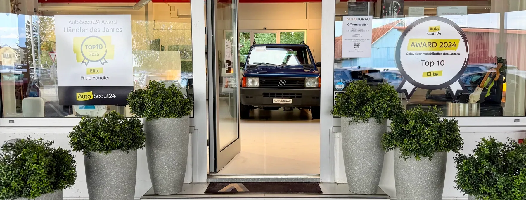 Eingang der Auto Bonau AG mit Auszeichnungen